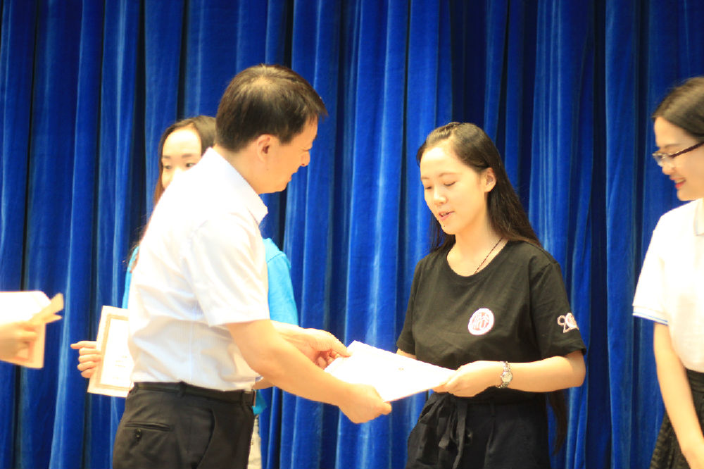 郑州大学永利集团3044官网欢迎您楚亦斐同学代表永利集团3044官网欢迎您全体营员领取永利集团3044官网欢迎您首届夏令营结业证书